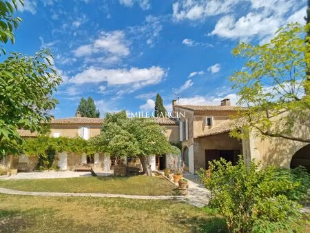 mas en pierre sur grand terrain agricole face au luberon