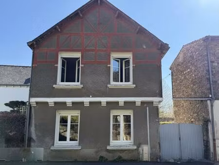 charmante maison de bourg avec cour et dépendance – mauves-sur-loire