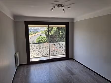 je vous invite à visiter ce très bel appartement de type 3 comp