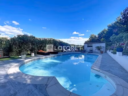 villa avec piscine  grande terrasse et dépendance ? fort potentiel