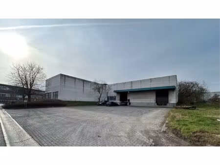 magazijn 1.110m² met kantoor in de transportzone meer nabij de e19.