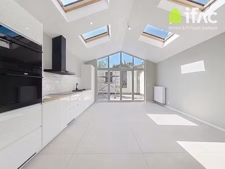 lichtrijke gerenoveerde rijwoning met zonnig terras