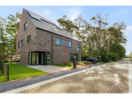 moderne  halfopen ben woning in groene  rustige omgeving