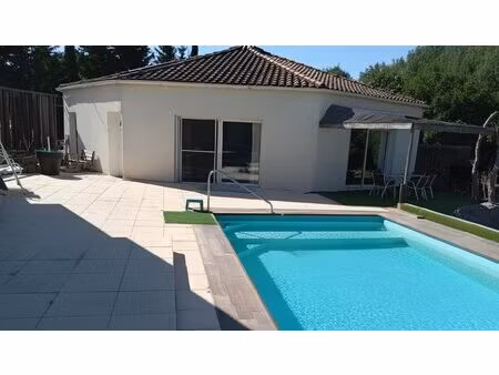 maison moderne de plain pied d'environ 165m2 avec jardin et piscine