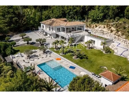 propriété contemporaine d'exception avec piscine et vues dominantes aux portes de...