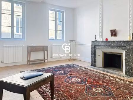 appartement au caractère maison de maître  au cœur de ville.