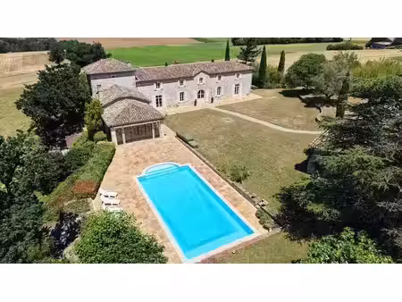 dans le lectourois  sur un site dominant  superbe bâtisse xixème entièrement rénovée avec.