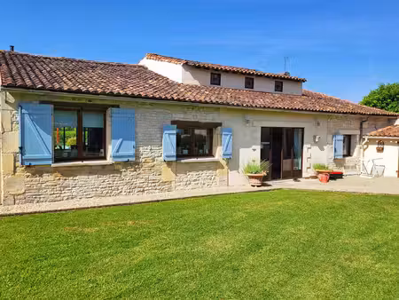 belle maison familiale de 4 chambres avec un grand gîte et une superbe piscine  près de...
