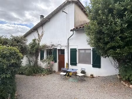 une charmante maison individuelle offrant une vue magnifique