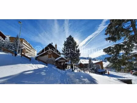 alpe d’huez - chalet d'exception au cœur de la station — bâtiment entier  skis aux pieds .