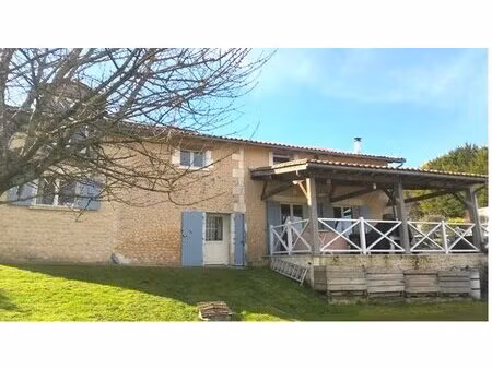 belle maison spaceuse avec vue sur la campagne