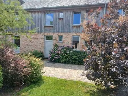 très belle maison dans un cadre rare.