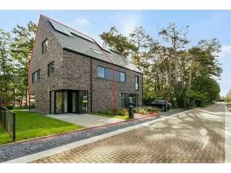 moderne  halfopen ben woning in groene  rustige omgeving