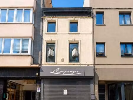 maison de commerce avec jardin et habitation à rénover au ce