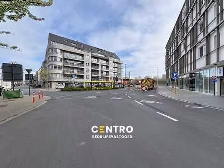 volledig instapklare lichtrijke commerciële ruimte ± 185m...