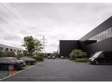 1.455 m² d'entrepôt avec 299 m² de mezzanine à louer