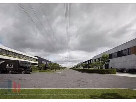 1152 m² d'entrepôt avec 296 m² de mezzanine à louer