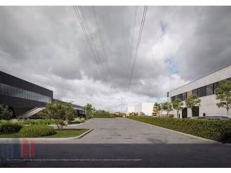 13.332 m² d'entrepôt avec 593 m² de mezzanine à louer