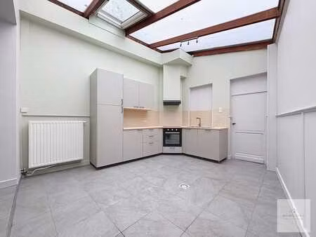 a vendre: maison 4 chambres en plein centre de saint-hubert