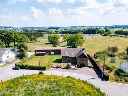 maison unifamiliale bien entretenue avec grand terrain