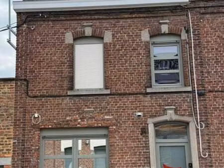 maison 3 ch rénovée avec panneaux photovoltaïques.