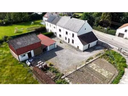 maison à rénover avec grange à exploiter et garage