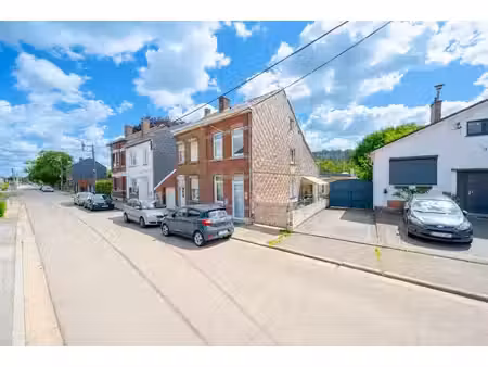 maison d'habitation avec garage et jardin !
