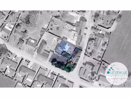 maison et entrepôt (500m²) en partie incendiés + parking
