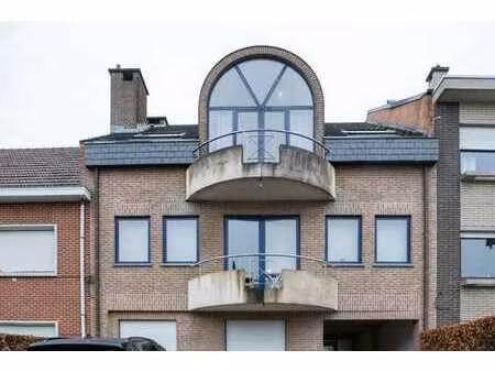 appartement 2 chambres avec grande terrasse et garage fermé.