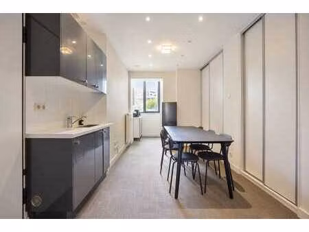 à vendre : studio idéalement situé entre molière & churchill