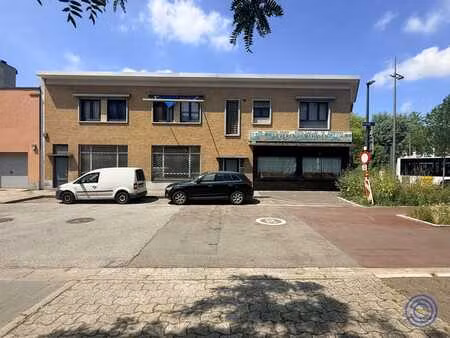 immeuble à rénover offrant un énorme potentiel (de construct