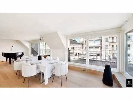 magnifique penthouse ensoleillé avec de grandes terrasses et
