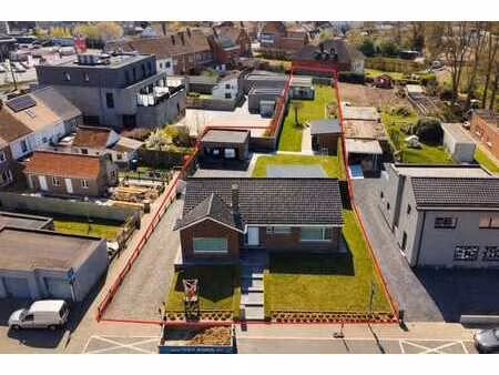 villa prête à emménager sur un vaste terrain de 1 294 m²