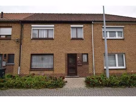 mooi gelegen  te moderniseren woning met 3 slaapkamers.
