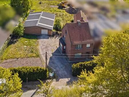 charmante maison semi-ouverte idéalement située avec entrepô