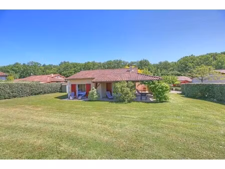 villa impeccable de deux chambres  avec piscine commune