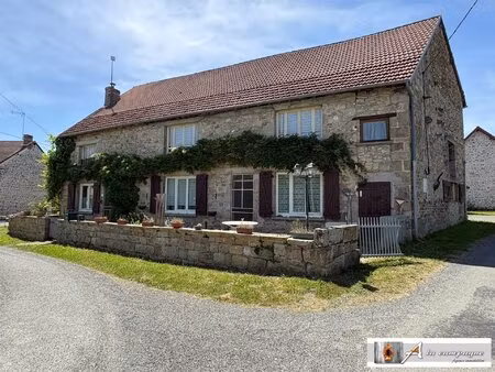 maison en pierres dans un petit hameau au calme