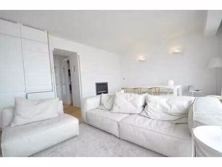 studio prêt à emménager avec vue frontale sur la mer.