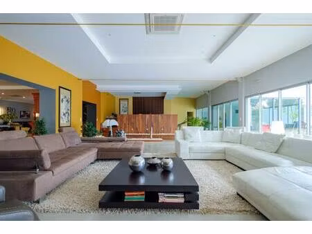loft hors normes avec piscine intérieure et appartement autonome