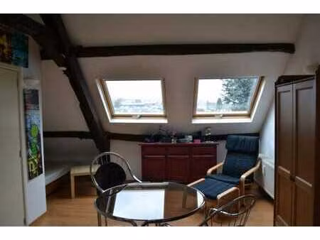 studio en excellent état de +/- 35m2 + parking extérieur