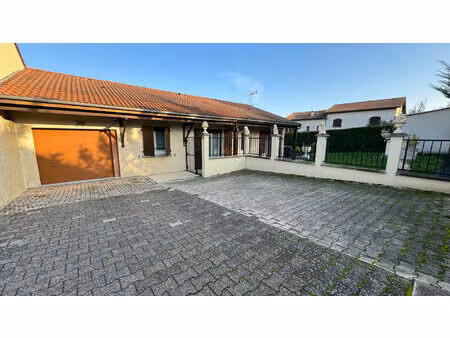 maison de plain-pied avec garage  atelier et jardin