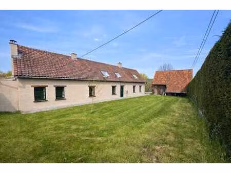 maison 3 chambres située dans un environnement calme.
