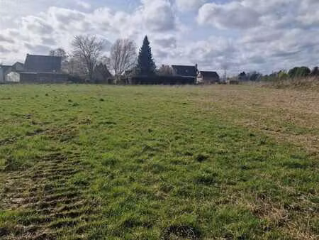 terrain de 31 ares proche des axes autoroutiers