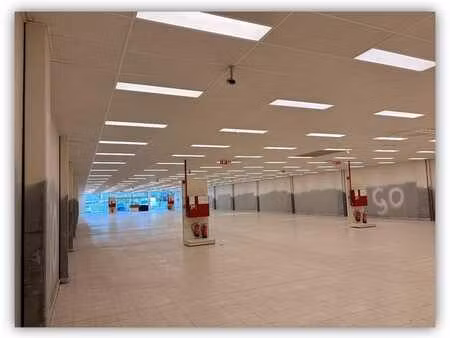surface commerciale 1.214 m² retail park près de lokeren