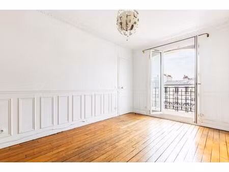 appartement en étage élevé avec balcon