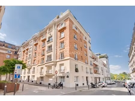 exclusivité. paris 17ème square des batignolles. 2 pièces avec accès à une courette.