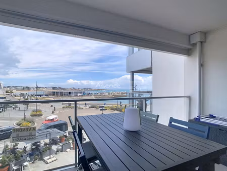 vue mer  plage au pied de la résidence et commerces à quelqu