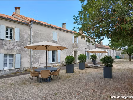 propriété 439 m2  3 bâtisses  1 hectare entre la rochelle et