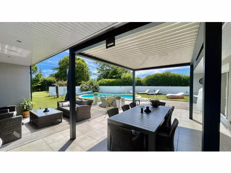 superbe villa familiale avec piscine  jardin paysagé et terr