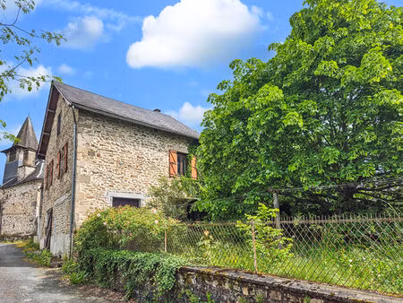 corrèze. le lonzac. maison en pierre partiellement rénovée avec une grande terrasse couver